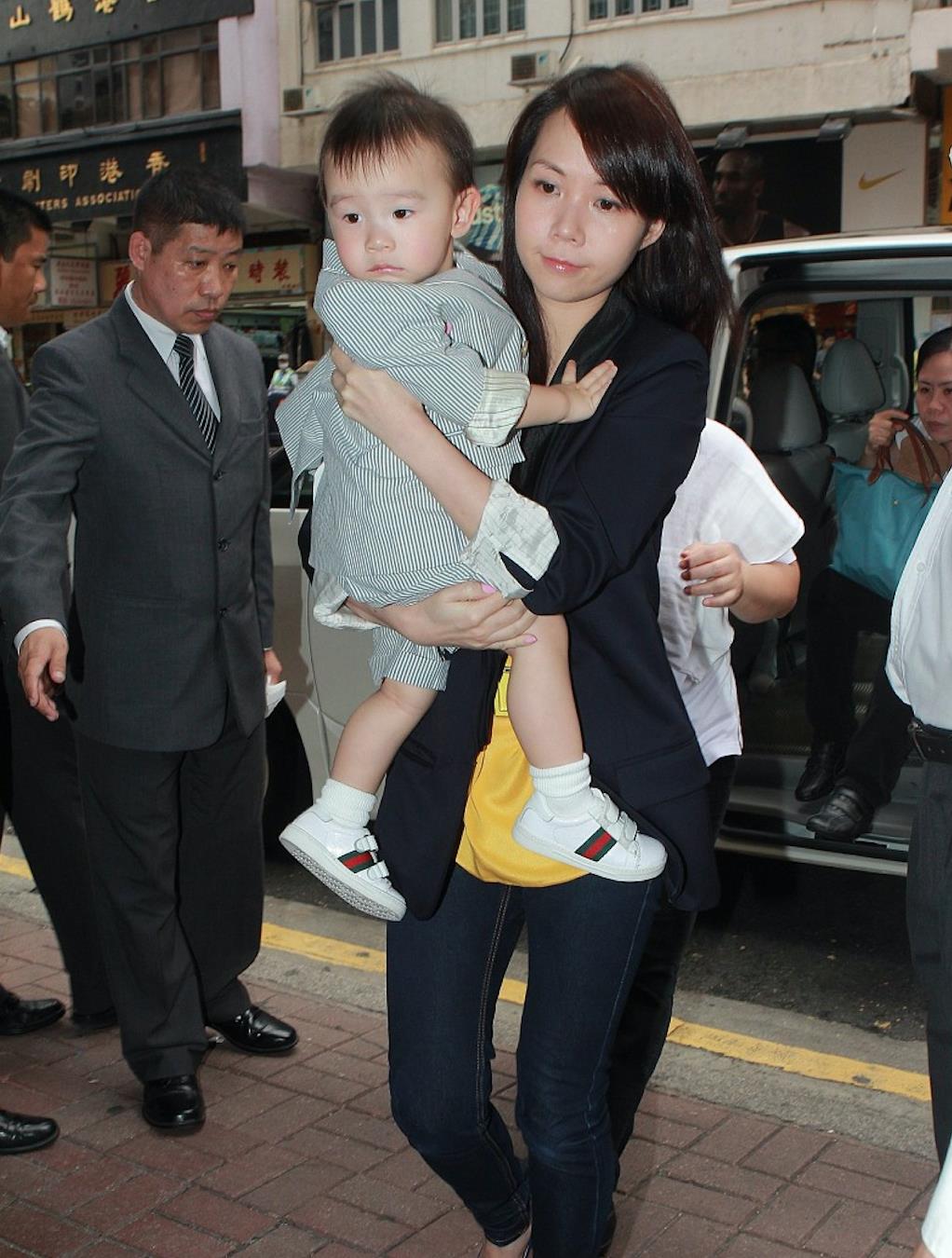 41岁吕丽君改名吕姵霖罕见晒子女生活照17岁女儿亭亭玉立像母亲