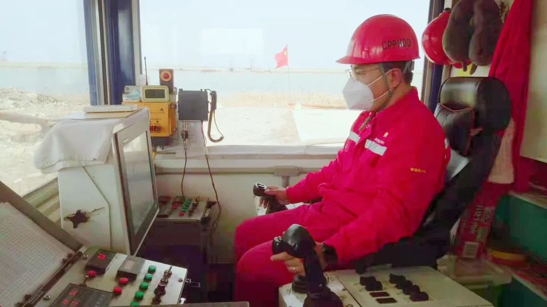 司钻在操作定向钻机