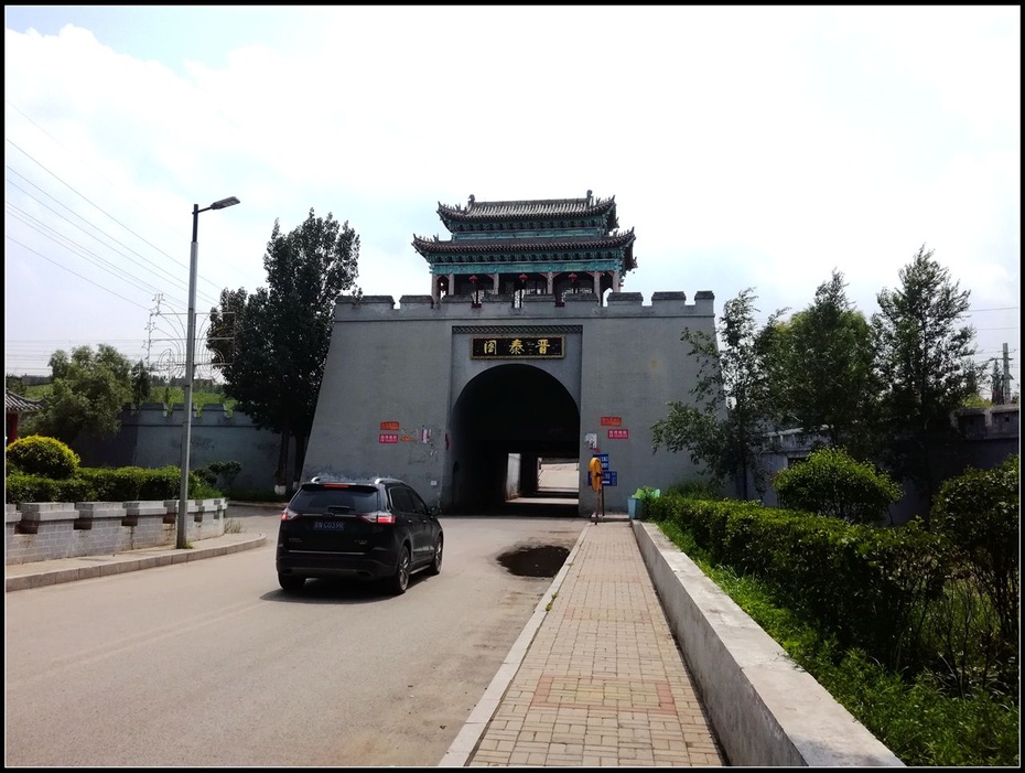 从不同位置看晋华宫"城门"一下桥,正前方有一门