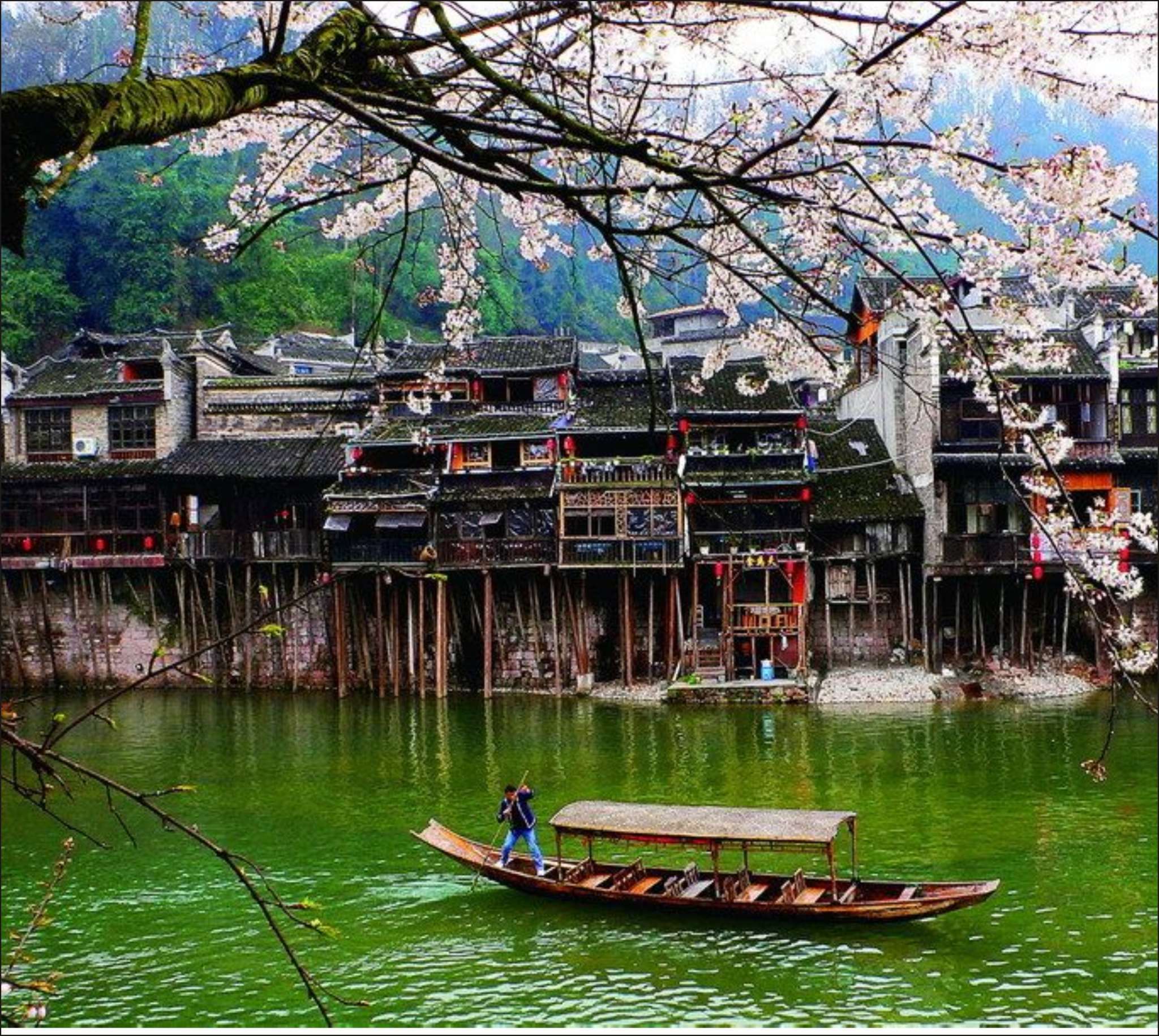 中国最美小城凤凰古城恢复开放3个月内门票买一赠一