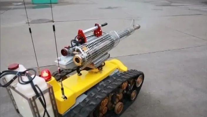 唐山造防疫喷雾消毒机器人投入使用