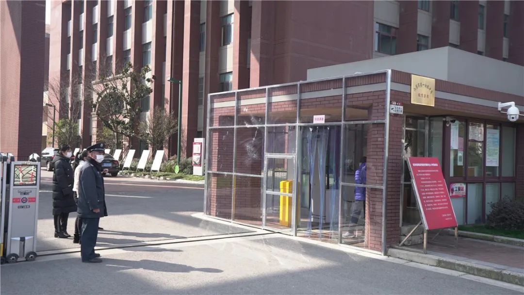 江阴70台校园测温门开学前到位