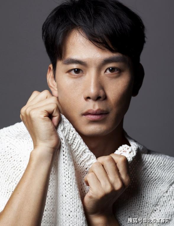 他35岁拿视帝在新加坡大红大紫却不改国籍今44岁成人生赢家