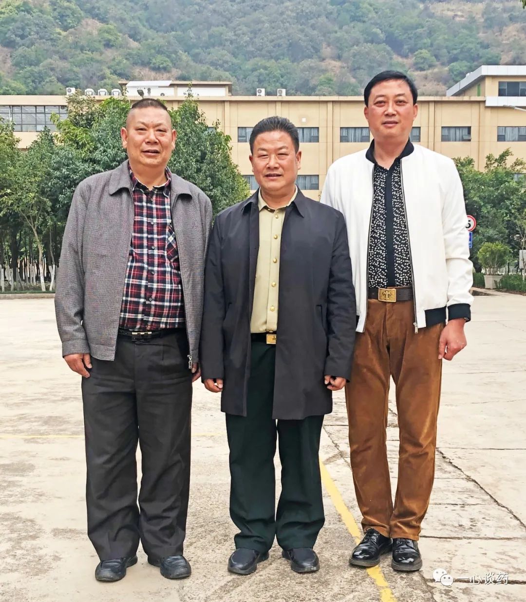 早上10点半,罗应光来到基地,受到一心堂董事长阮鸿献和鸿翔中药科技