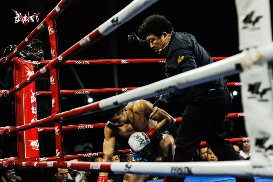 美丽死神与付高峰罕见合影体型相差较大队长有点危险