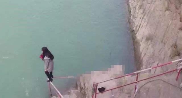 想不开去跳河自杀却在河里哭着沉不下去女子我会游泳啊