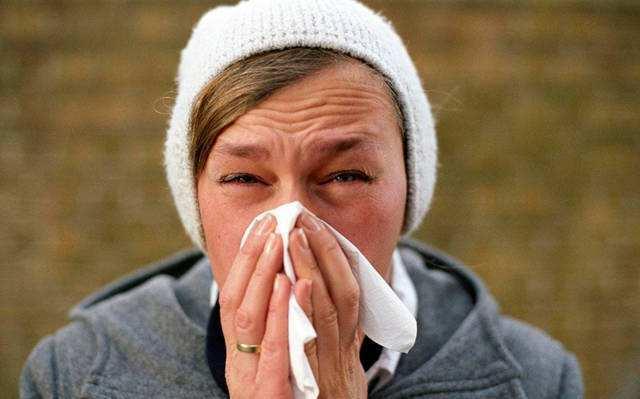 原创打喷嚏时最安全的动作是什么专家指出用手捂住后更易感染病毒