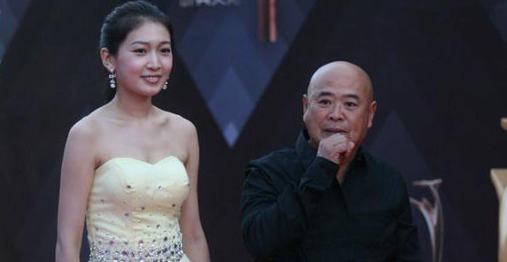 他其貌不扬,但娶了小二十多岁名气大的漂亮老婆,知道是谁吗_王晓曦