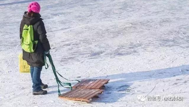 从前,孩子们拿着这种小爬犁,爬上高坡,纵情驰骋,身后留下两道银色的