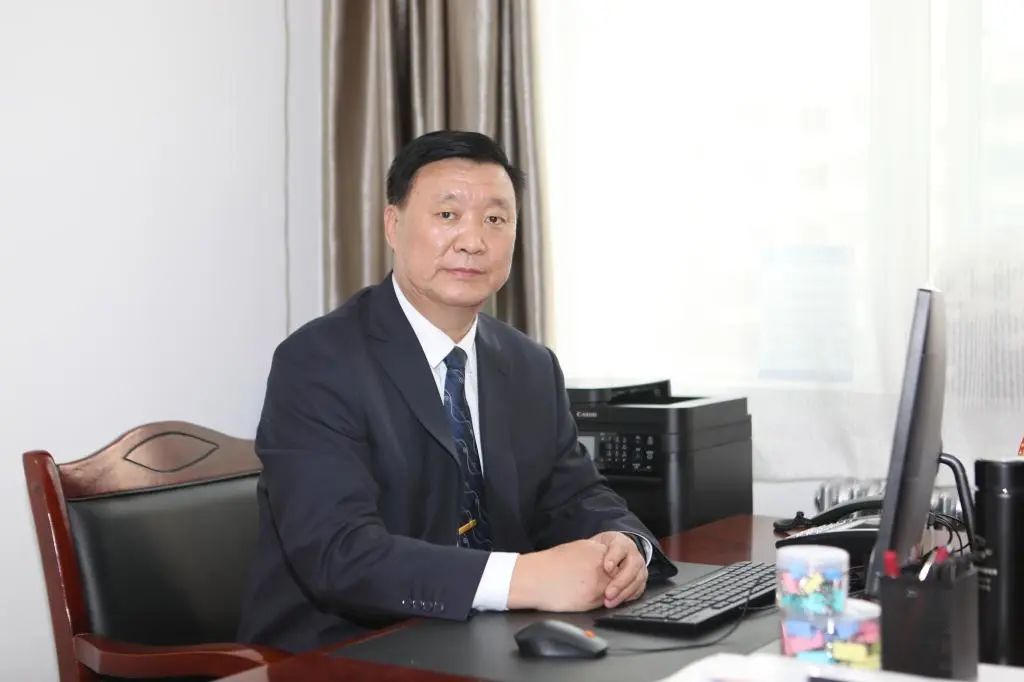 唐伟尧简介副校长唐伟尧做表态发言会上,校党委副书记,校长李玉基宣读