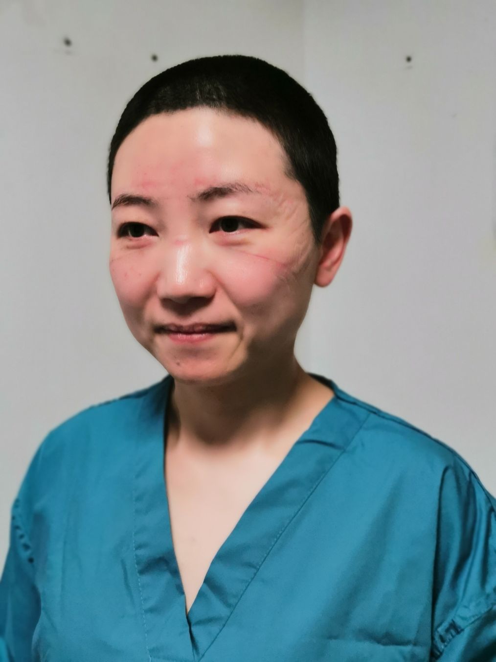 原创一位青岛护士在武汉战疫的16天把头发剪了还给病号理发