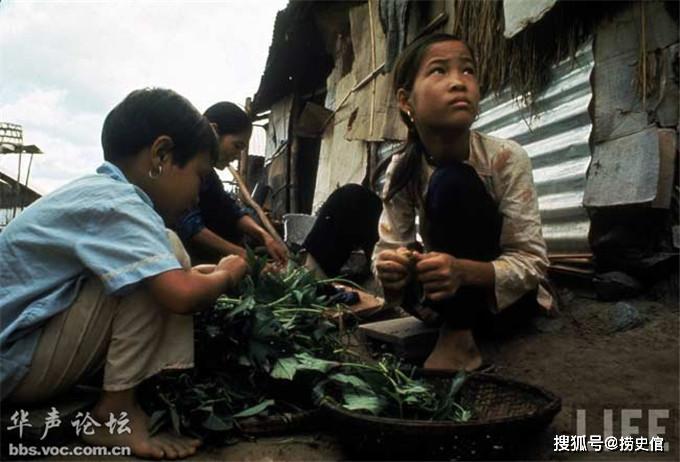 burrows拍摄的一组越战照,因美军炮火的袭击,一个12岁的小女孩失去了