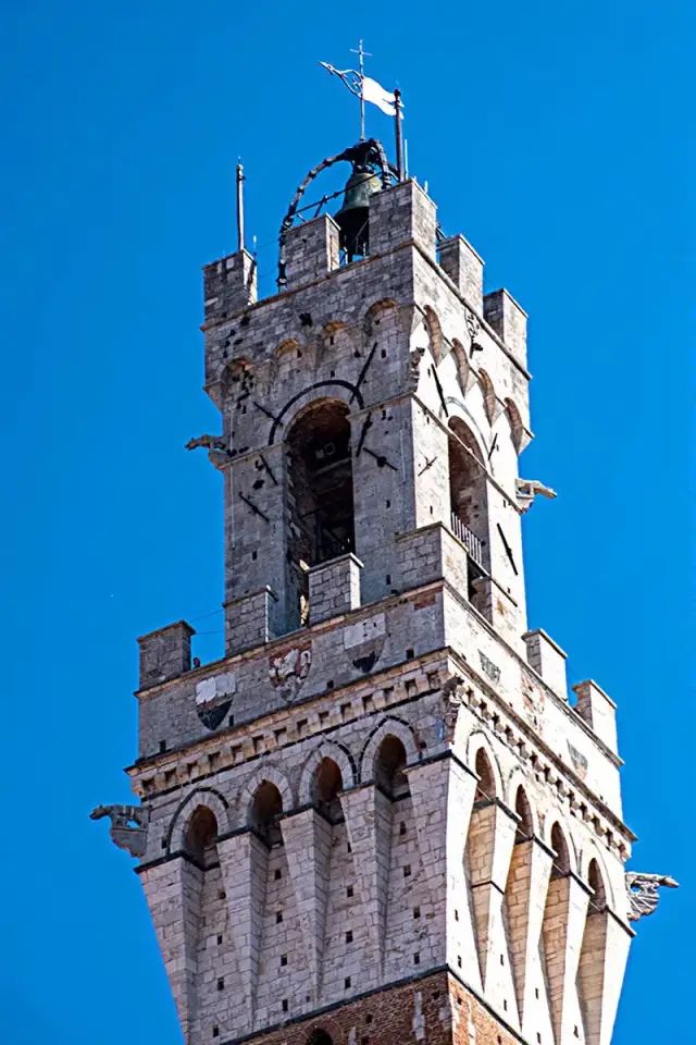 6塔楼上的大钟(网络)7塔楼下的白色大理石敞殿8敞殿柱体上的雕像(网络