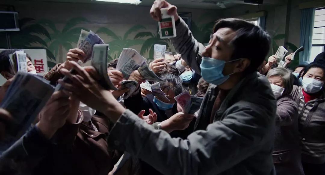 他在印度坐着三轮车狂奔就为了抢3000个口罩