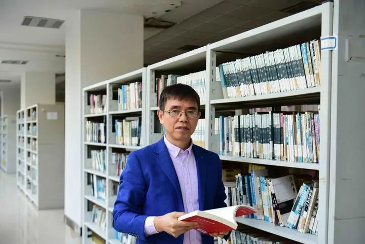 今天,我们请来了桐乡一中的高中语文特级教师,正高级教师沈坤林,他为