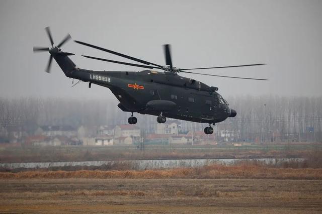 71集团军某陆航旅开始新一天的飞行训练飞向指定空域多架战鹰拔地而起