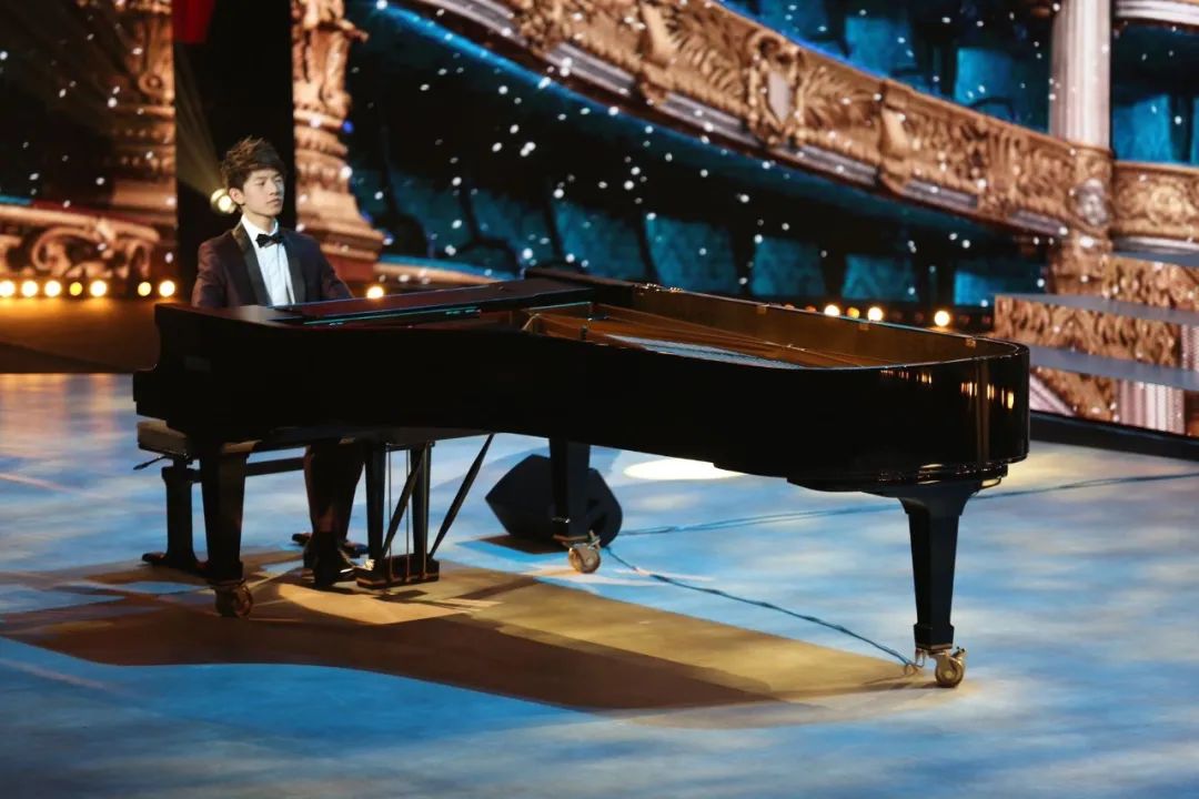 从厌琴少年到钢琴神童,季恩显是如何进行涅槃的,父母在其成长过程中