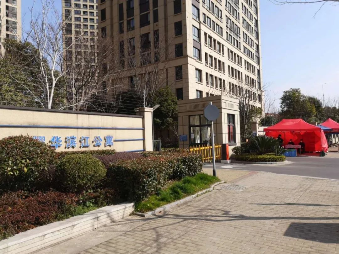 位于耀元路两侧的耀华滨江公寓为市筹公租房,一,二期总建筑面积约30万
