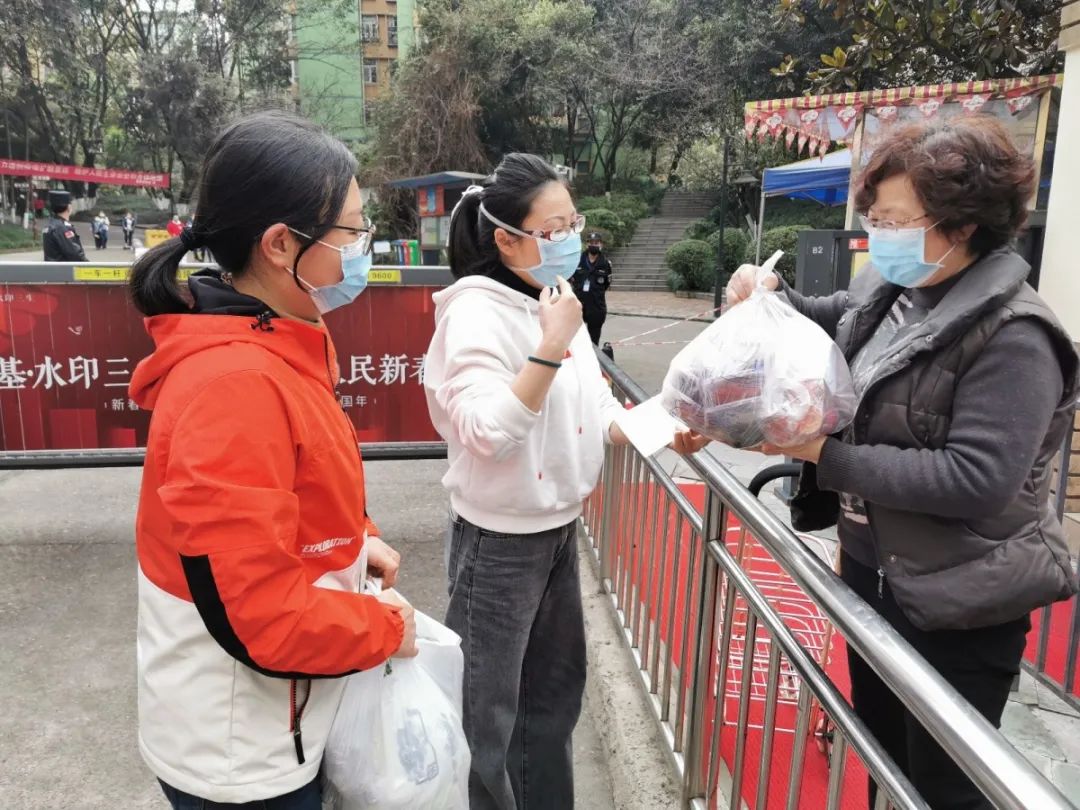 沙坪壩區婦幼保健院,沙坪壩區陳家橋醫院,重慶東華醫院一線的醫護人員