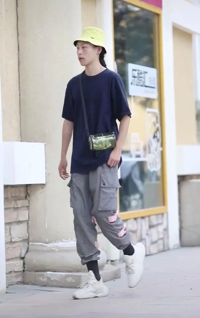 原创现在男孩穿工装裤非要露袜子一般人不理解其实能显高5cm