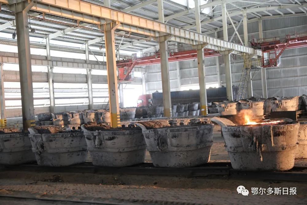 生产车间内机器轰鸣,12台电石炉内炉火通红,正在开足马力生产,火苗不