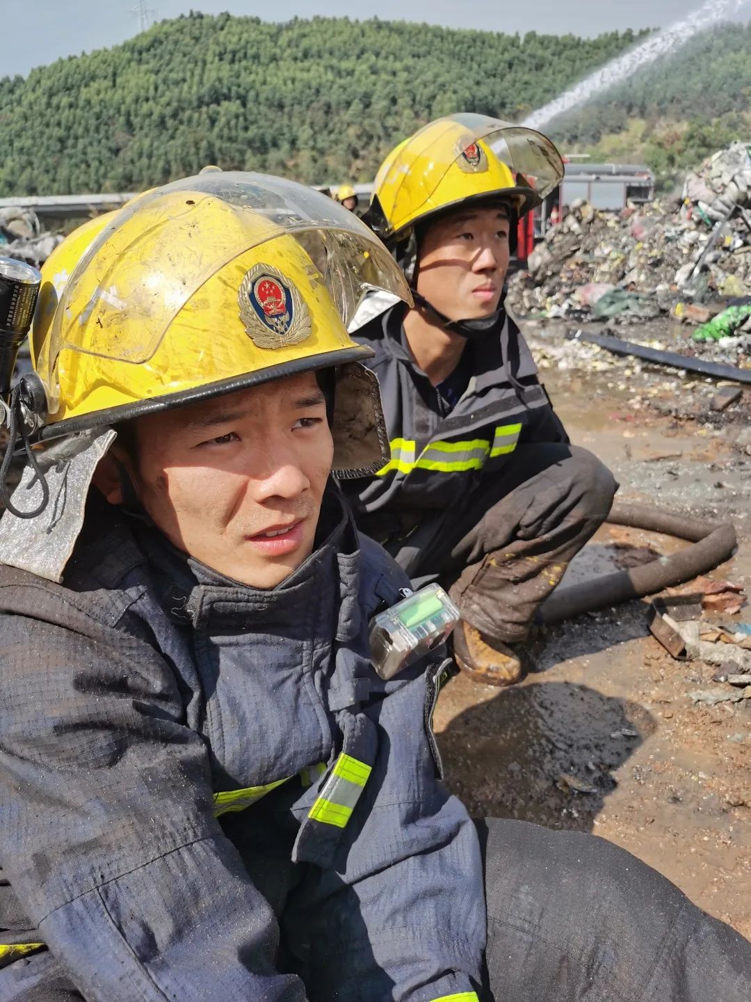 我们每次出警都会做好呼吸道面部手部等各种裸露部位的严格防护没
