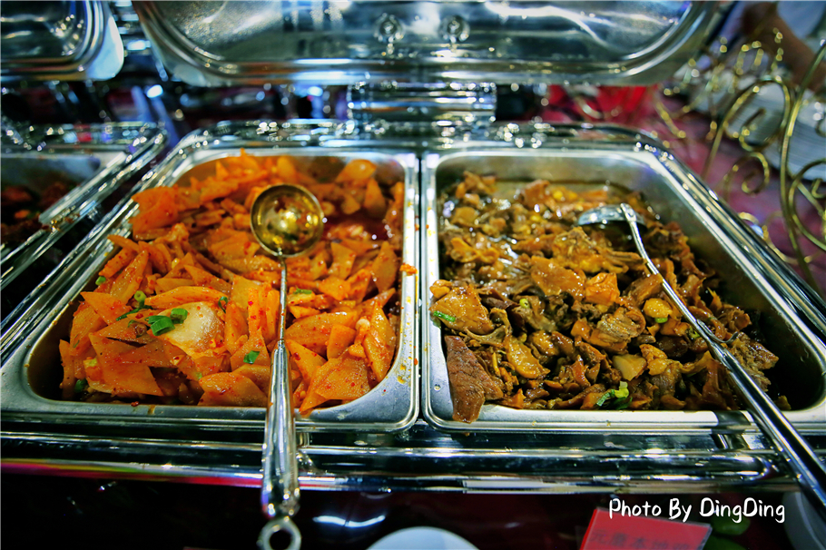 东北吉林旅游,自助餐有凉拌狗肉,狗肉炖豆腐汤,全都排队吃