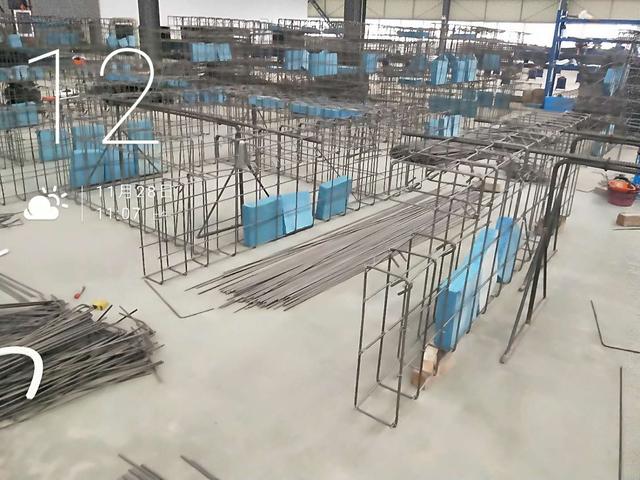 (2)钢筋骨架绑扎1)操作人员按钢筋配料单核对钢筋编号,数量,规格及