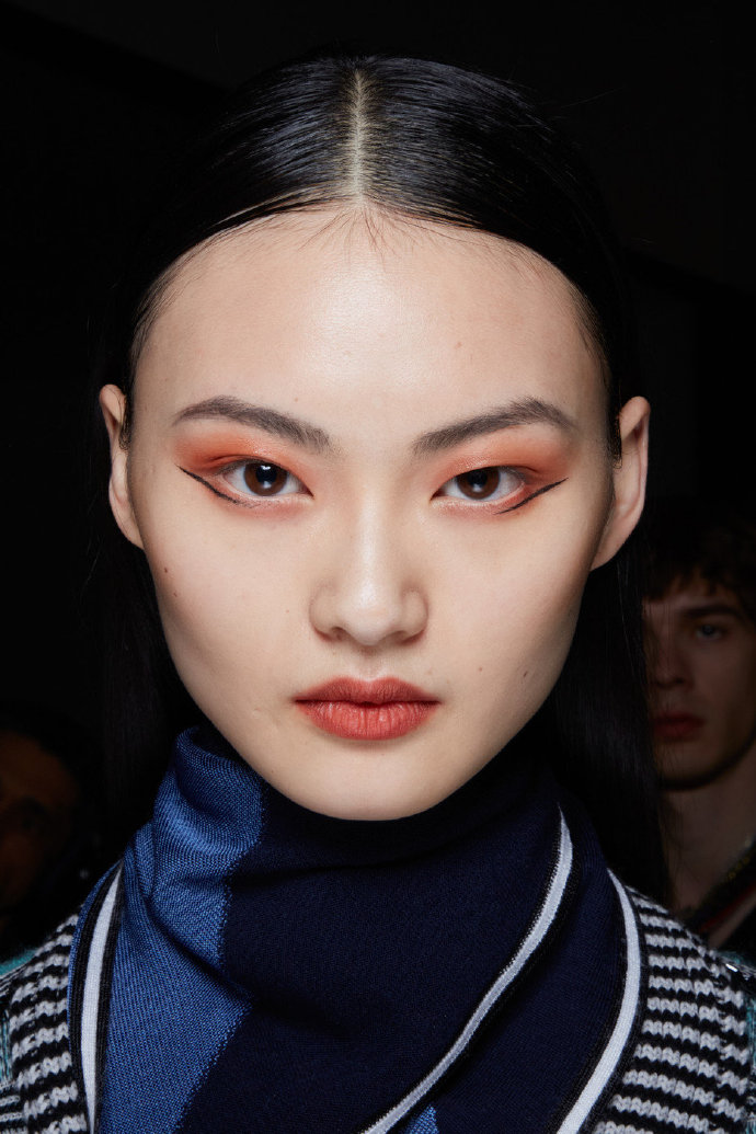 为missoni 2020秋冬成衣系列走秀,"中国瓷娃娃"轻松hold住枫叶妆容