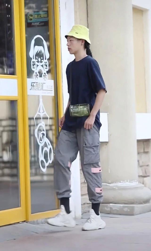 原创现在男孩穿工装裤非要露袜子一般人不理解其实能显高5cm