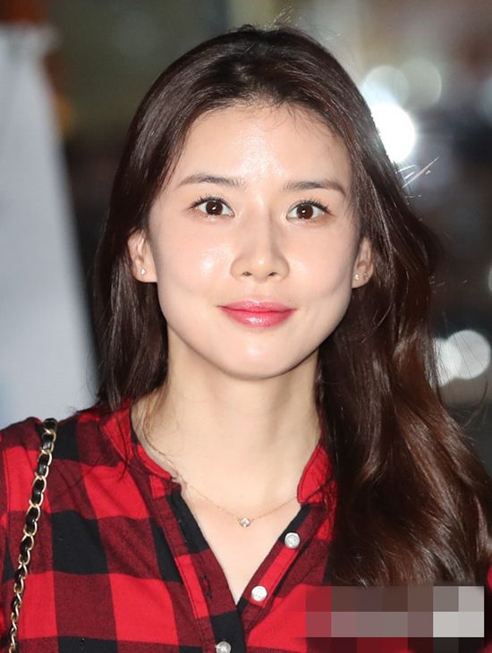 在2017年出演的电视剧《mother》中,李宝英也曾经饰演一位带着8岁女儿