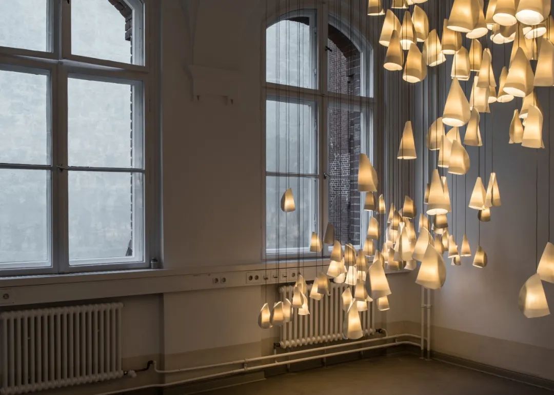 透明的状态,简约的造型能够融入任何一种装饰风格,柔和的光芒漫射开来