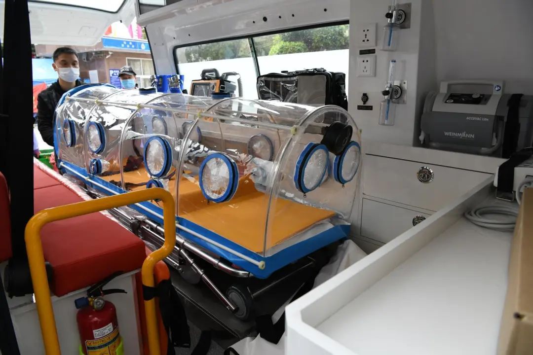 省政府为闽清县总医院配备负压救护车……_设备