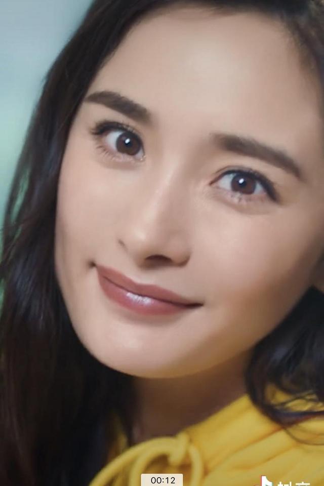 杨幂最新视频全程假笑脸垮中带着一丝肿胀最灵的眼睛都垮了