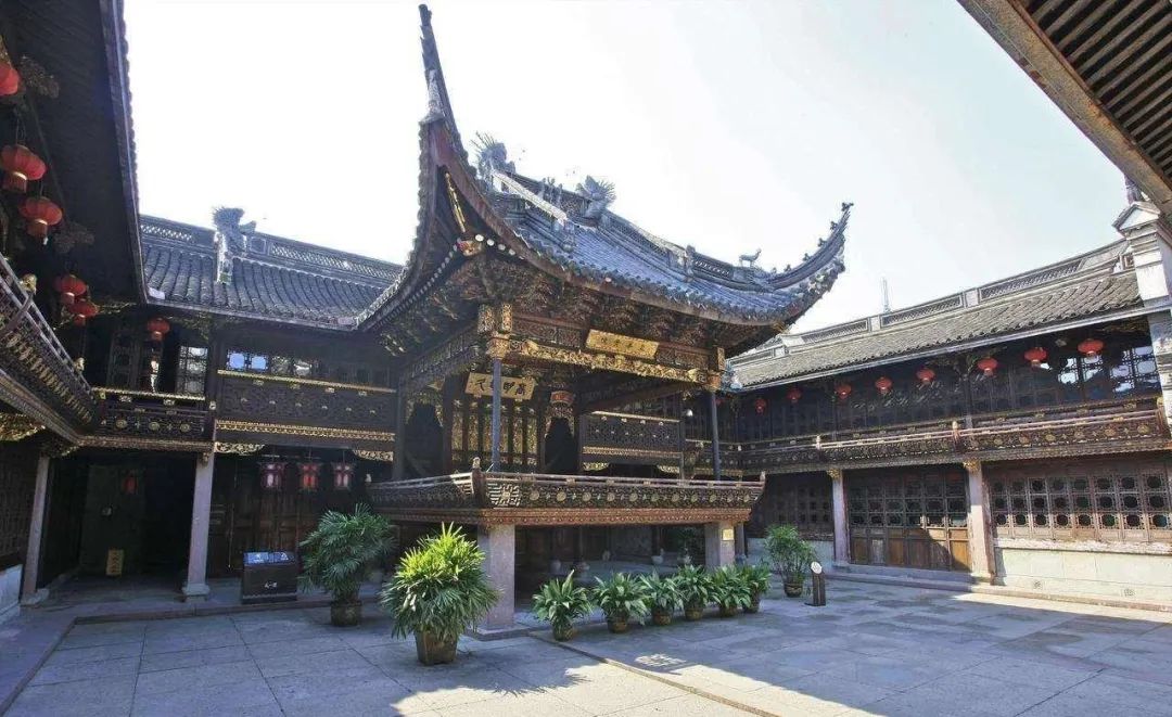 文源阁的建筑构造和风格是仿浙江"天一阁",与现存的文渊阁,文溯阁