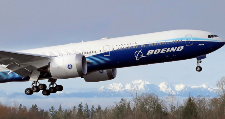 突发一架波音777客机驾驶舱挡风玻璃突然破裂机上载有204人