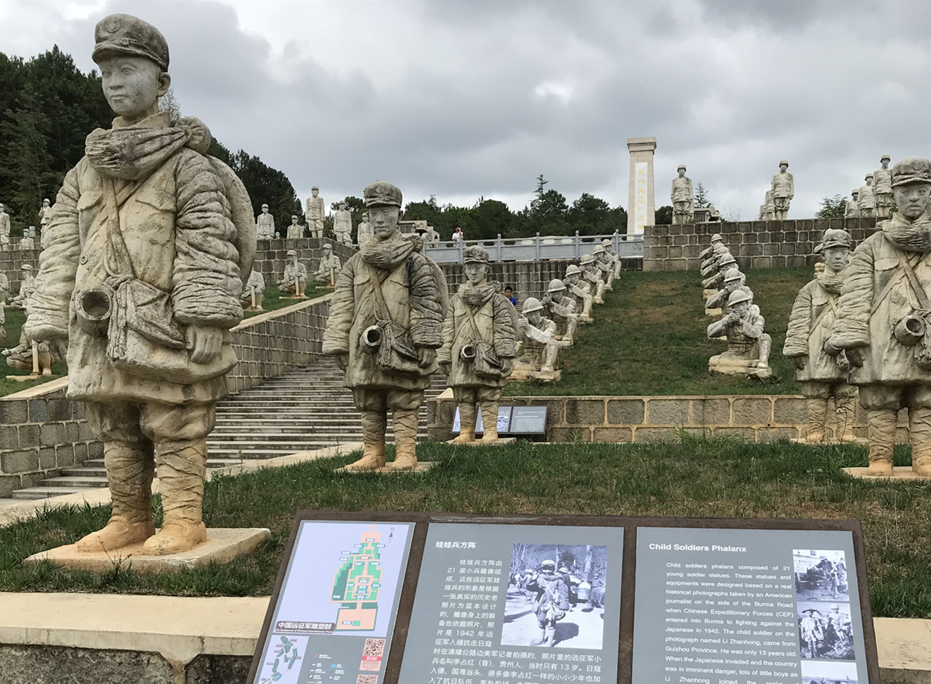 这些被称为当代兵马俑的中国远征军兵团群雕,是由雕塑家李春华历时