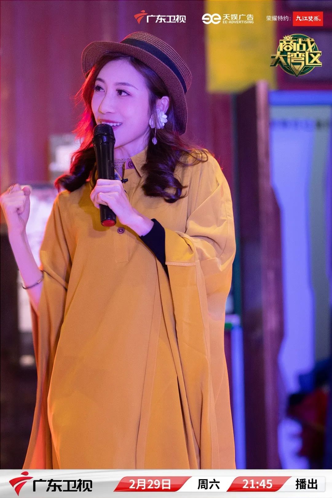 戴蛤蟆镜穿喇叭裤跳霹雳舞美女如此打扮为哪般