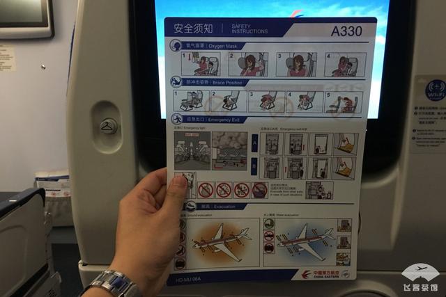 这届的东航空姐太优秀发完餐又问要不要加主食这还是经济舱吗