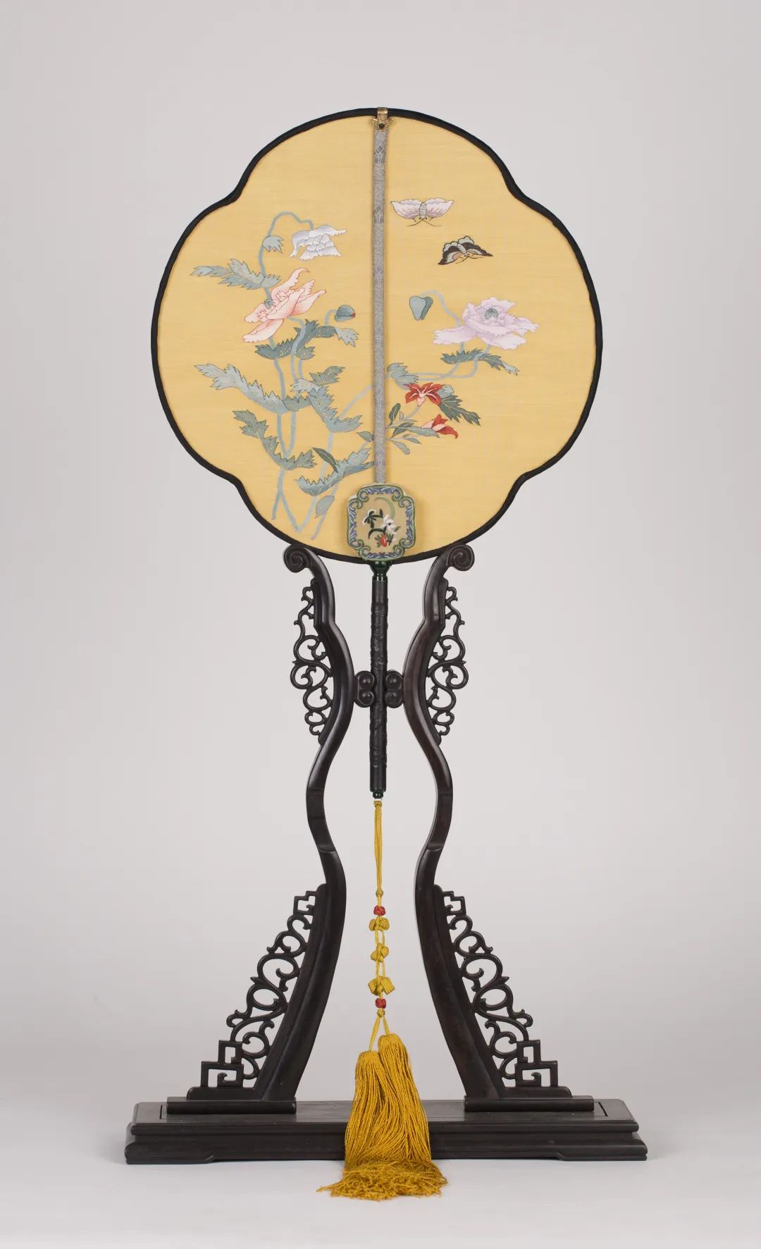 盛春 花蝶图 绢宫扇 当代但识扇中趣,何劳扇底风文徵明 行书扇页 守岁