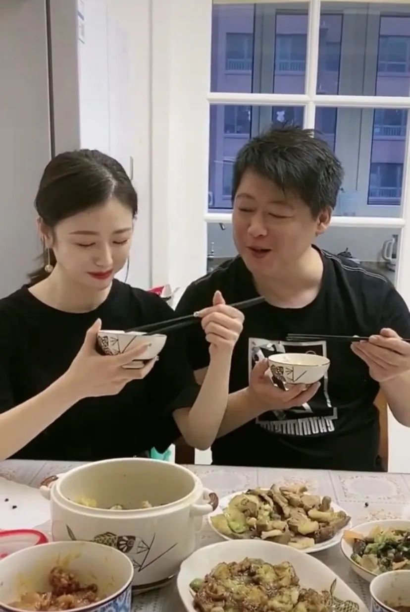 老公做副业做得不错,在当地也是小有名气,对自己也是宠爱有加,贺树峰