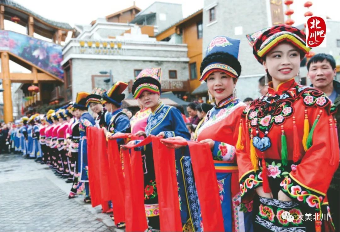 其他羌族服饰纹式多样,色泽艳丽有的镶银饰,皆手工细作.