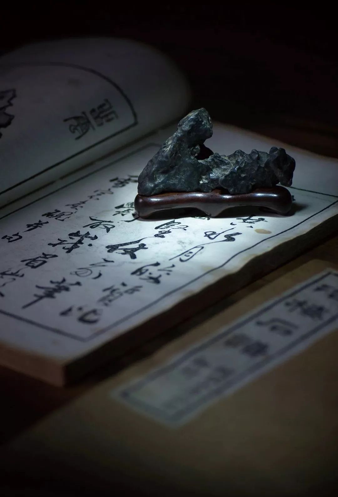 文人雅士在自己的书斋中屏绝声色,案头上寄情山水,非关名利,营造书房