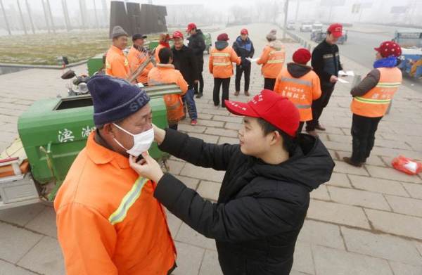 一直舍不得扔环卫工1个3m口罩戴30天洗后接着用让人心疼