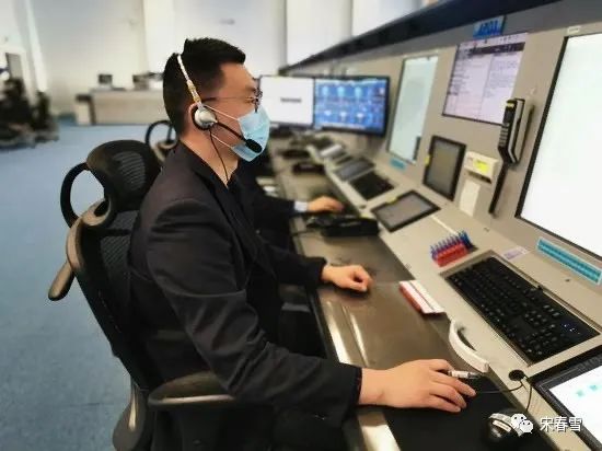 守初心战疫情坚守中的空中管制员