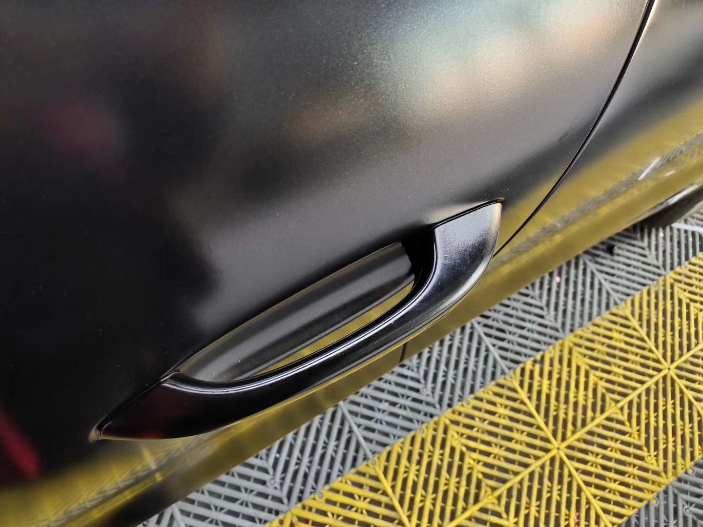 青岛欧美名车保时捷卡宴改色电光金属黑黑化后的它更招人疼