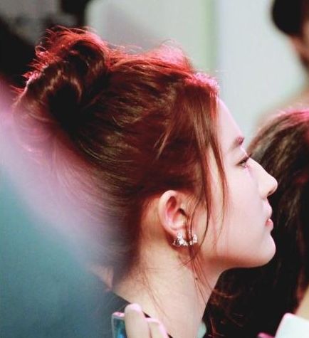 网友:乍一看有点和奶茶妹妹章泽天有点像,仿佛是有一点,有过之而无不