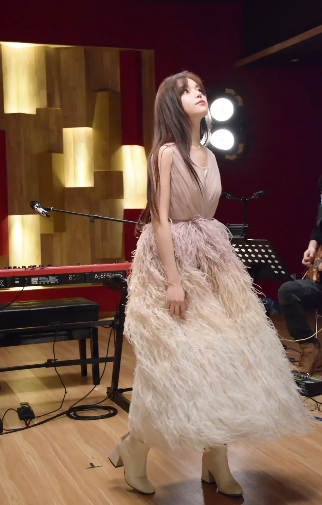 实力歌手黄霄云献唱歌手舞台前后尽显反差萌