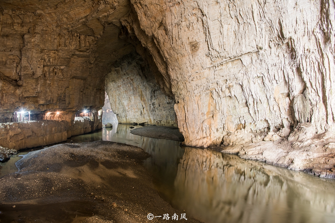 原创贵州峡谷里的神奇山洞出口震耳欲聋洞里可以撑船
