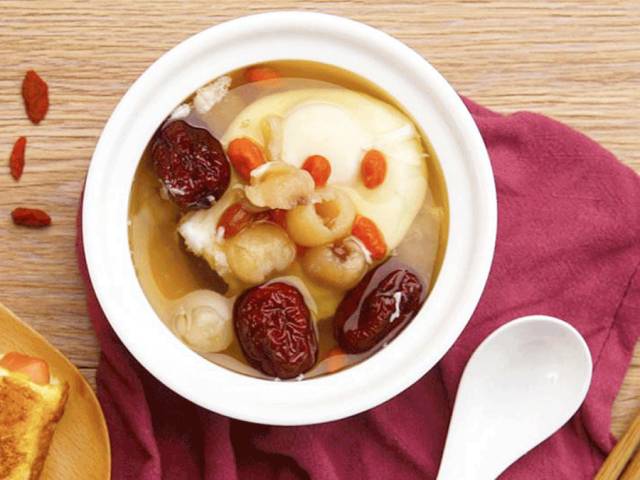 图片来自网络 桂圆干还有一种吃法,就是桂圆红枣鸡蛋红糖水.